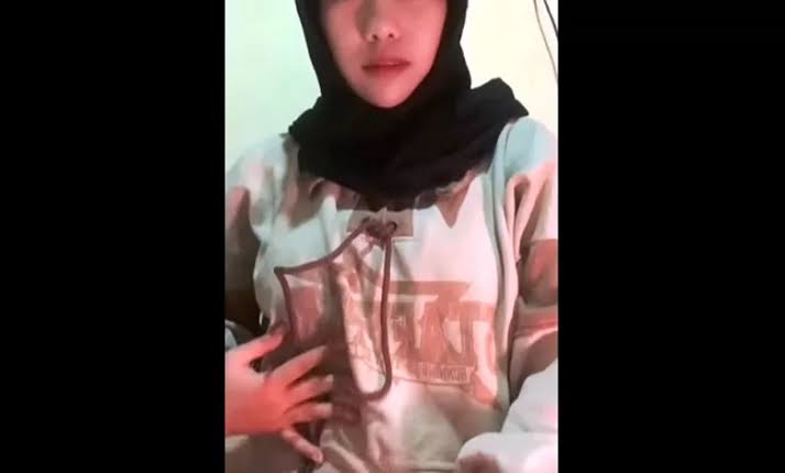 Cukur Kumis Viral Video , Tiktoker Model Cukur Kumis Viral Video Download Link